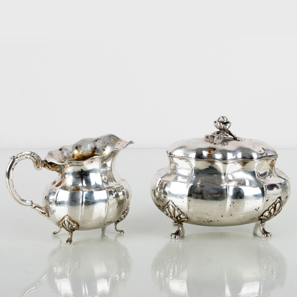 GRÄDDKANNA OCH SOCKERSKRIN, silver, rokokostil, 1900-talets första hälft, tot vikt ca  495 g