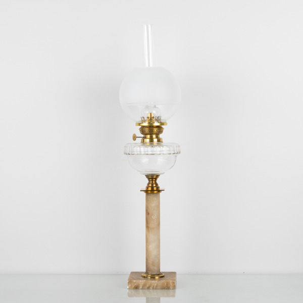 BORDSFOTOGENLAMPA, alabaster och mässing, 1900-talets början