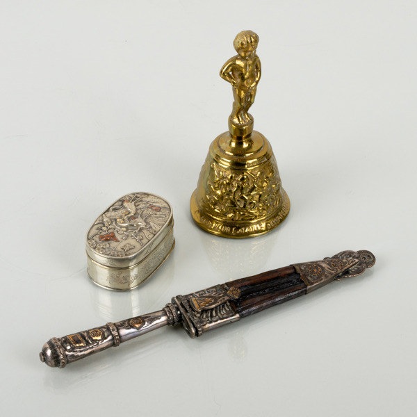 DOSA, BORDSKLOCKA OCH KNIV, vitmetall och mässing, bla orientalisk dekor, 1800-/1900-tal