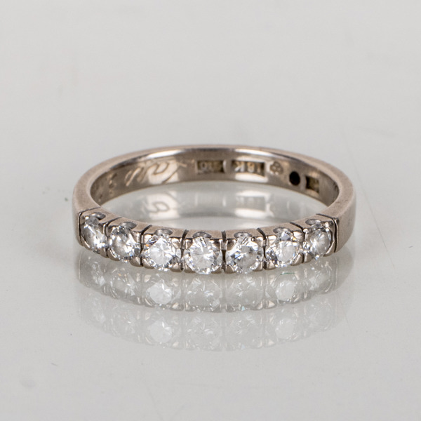 ALLIANSRING, 18k vitguld, med briljantslipade diamanter tot ca 0.51 ct, tot vikt ca 3,3 g