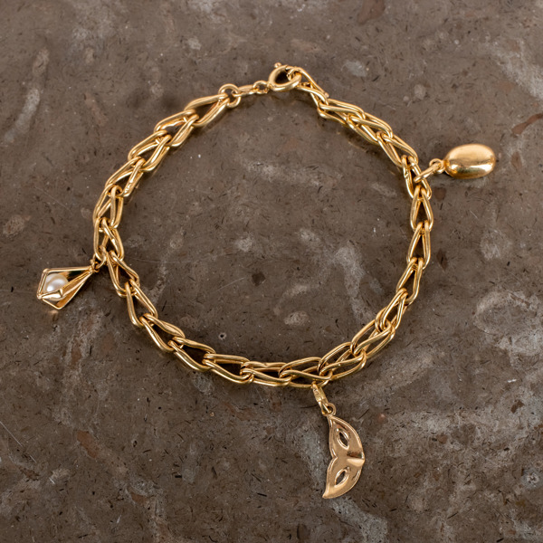 ARMBAND, 18k guld, med berlocker, vikt ca 5,1 g