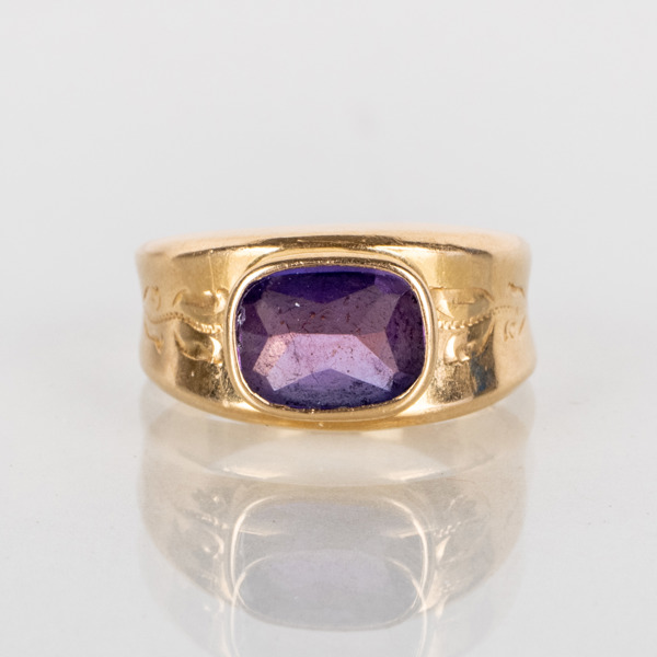 RING, 18k guld, med syntetisk safir, tot vikt ca 2,9 g