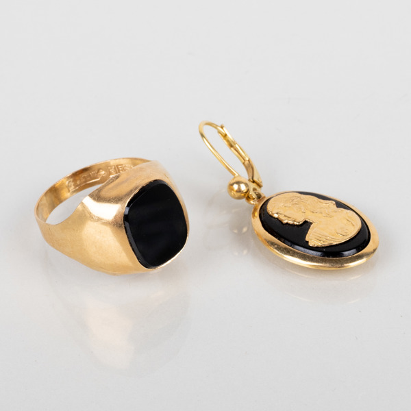 RING OCH ÖRHÄNGE, 18k guld, med onyx och svart emalj, 1900-talets andra hälft, tot vikt ca 6,3 g 