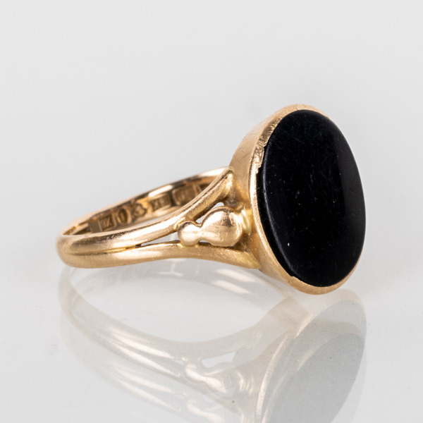 RING, 18k guld, med onyx, tot vikt ca 4 g