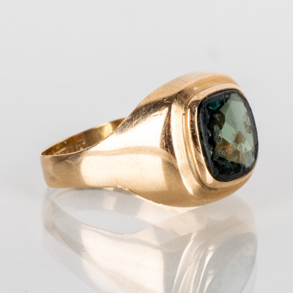 RING, 18k guld, med syntetisk spinell, tot vikt ca 3,2 g