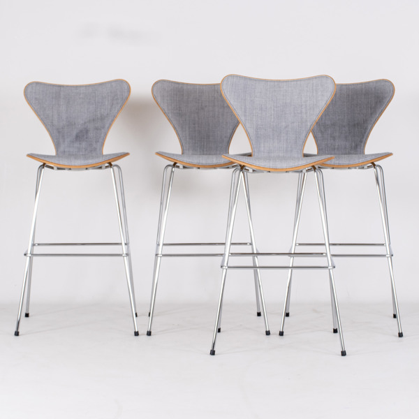 ARNE JACOBSEN, 4 st barstolar, "Sjuan", Fritz Hansen, år 2019