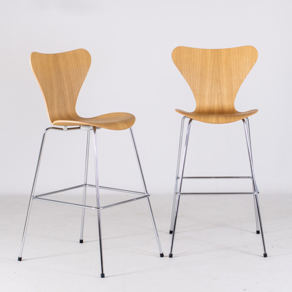 ARNE JACOBSEN, 1 par, barstolar, "Sjuan", Fritz Hansen, år 2019