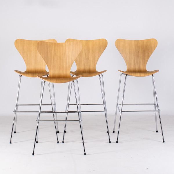 ARNE JACOBSEN, 4 st barstolar, "Sjuan", Fritz Hansen, år 2019