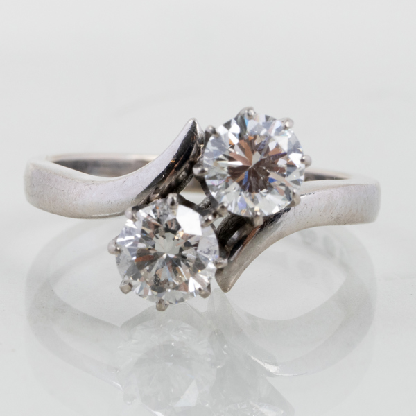 RING, 18k vitguld, med briljantslipade diamanter tot ca 1.10 ct, sk syskonring, vikt ca 5,7 g