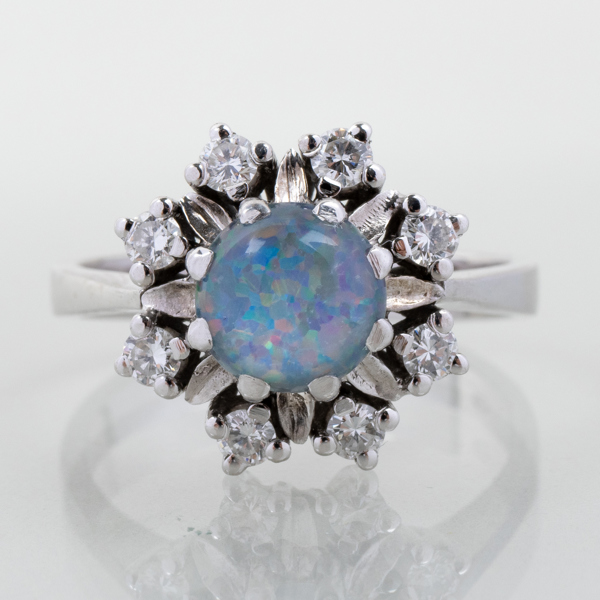 RING, 18k vitguld, carmosémodell, med briljantslipade diamanter och opaltriplett