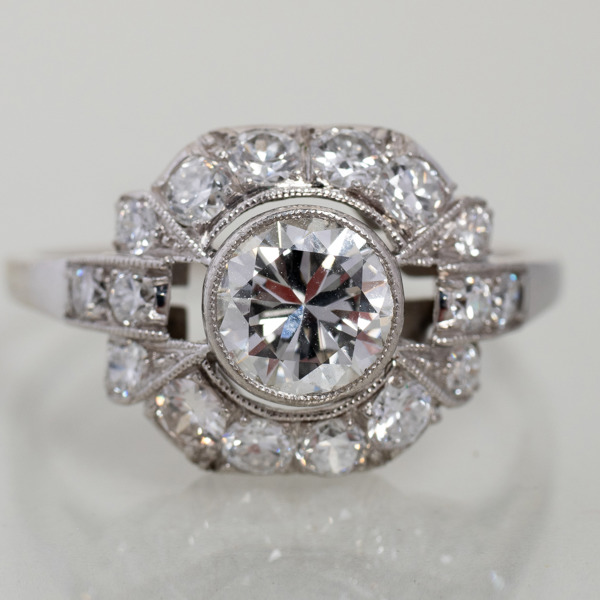 RING, 18k vitguld, med briljantslipade diamanter tot ca 1.74 ct, sannolikt 1900-talets mitt