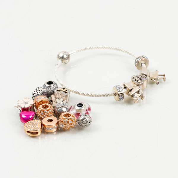 ARMBAND, silver, Pandora, med ca 20 berlocker
