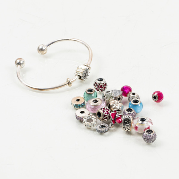 ARMRING, silver, Pandora, med ca 20 berlocker