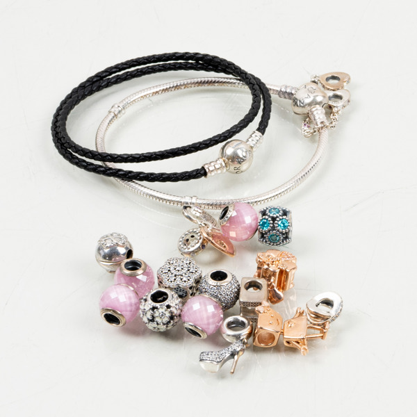 ARMBAND 2 st, Pandora, bla silver, med ca 16 berlocker