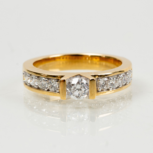 RING, 18k guld, med briljantslipade diamanter, tot vikt ca 5,6 g