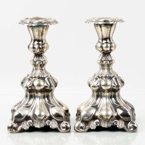 LJUSSTAKAR, 1 par, silver, rokokostil, 1900-talets första hälft, tot vikt ca 665 g