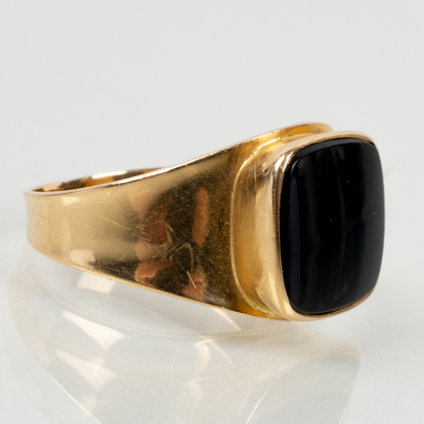 KLACKRING, 18k guld, med svart sten, tot vikt ca 3,6 g