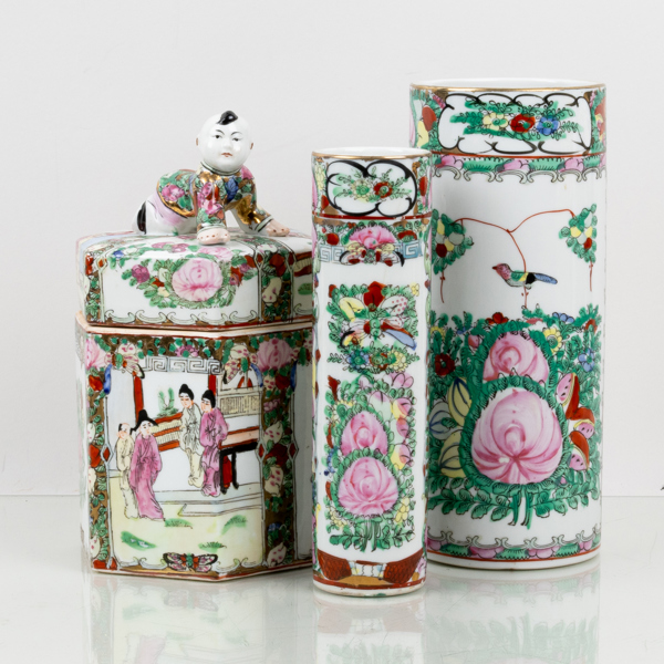 VASER OCH LOCKURNA, 3 del, porslin, Kina, 1900-talets andra hälft