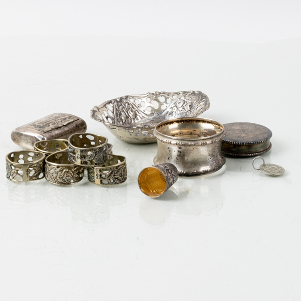 SAMLING SILVERFÖREMÅL, bla servettringar, dosor, nålfat, tot vikt ca 125 g