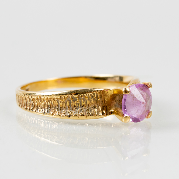 RING, 18k guld, syntetisk sten, tot vikt ca 2,5 g