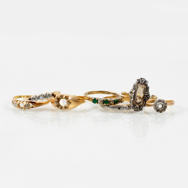 RINGAR, 7 st, bla 18k guld, tot vikt ca 15,5 g