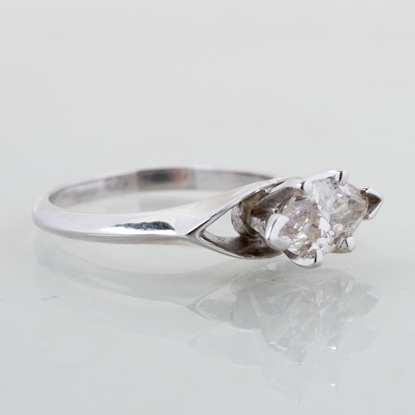 RING, 14k vitguld, med navettslipad diamant, tot vikt ca 3,4 g