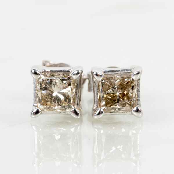 ENSTENSÖRHÄNGEN, 1 par, 18k vitguld, med princesslipade diamanter tot ca 0.67 ct, tot vikt ca 1,1 g