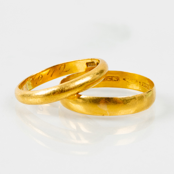 RINGAR, 2 st, 23k guld, svenska stämplar, tot vikt ca 8,8 g