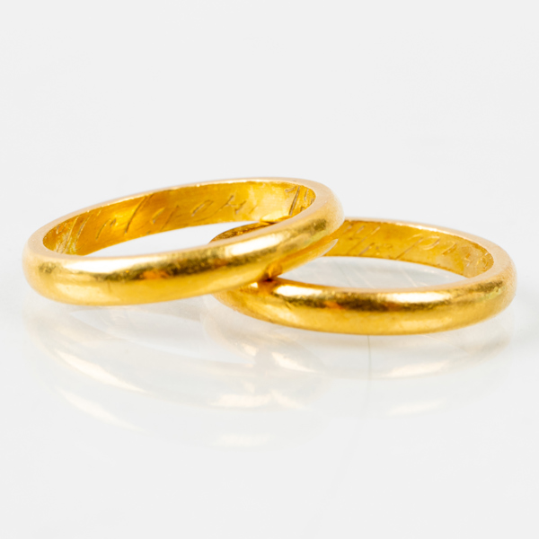 RINGAR, 2 st, 23k guld, tot vikt ca 8,7 g