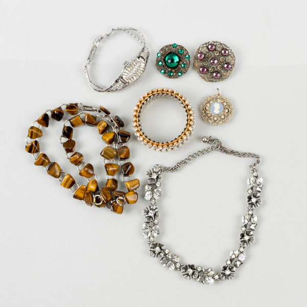 SAMLING BIJOUTERIER, bla smyckesur, armband, collier, mestadels 1900-talets mitt