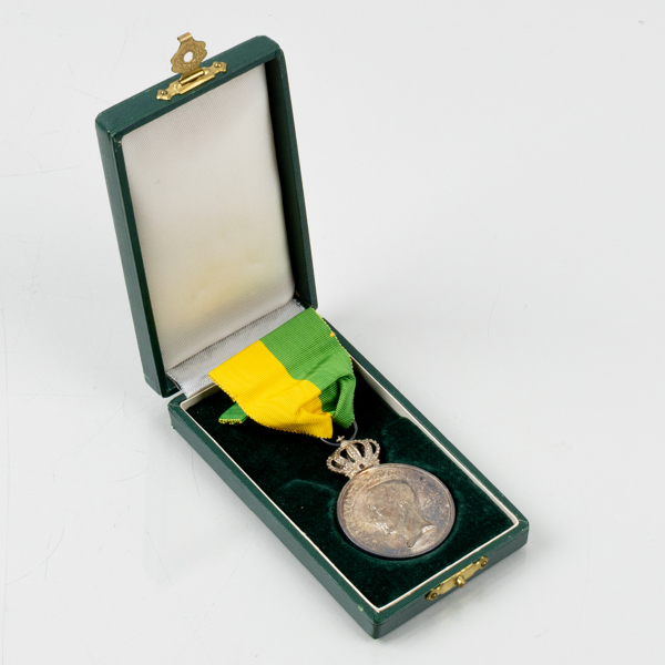 FÖRTJÄNSTMEDALJ, silver, med etui