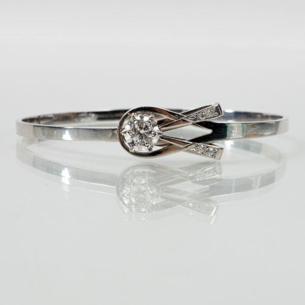ARMRING, 18k vitguld, Stockholm 1980, briljantslipade diamanter, tot vikt ca 15,8 g