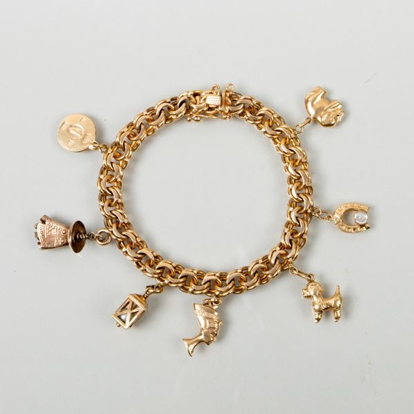 ARMBAND, 14k guld, med 7 berlocker, tot vikt ca 39 g