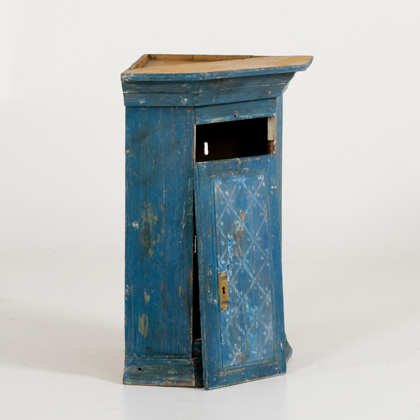 HÖRNSKÅP, allmoge, 1800-tal