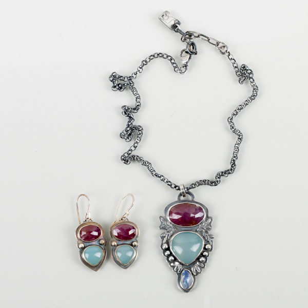 COLLIER OCH 1 PAR ÖRHÄNGEN, sterlingsilver, med ädelstenar, 1900-/2000-tal