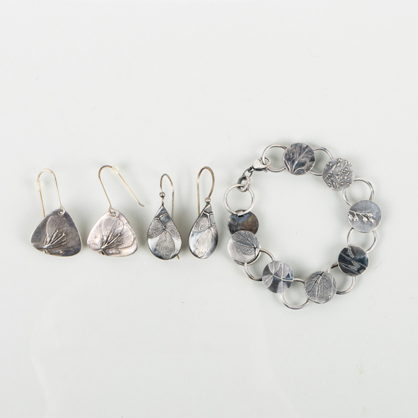 ARMBAND OCH 2 PAR ÖRHÄNGEN, silver, 1900-/2000-tal