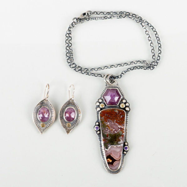 COLLIER OCH 1 PAR ÖRHÄNGEN, sterlingsilver, med ädelstenar, 1900-/2000-tal