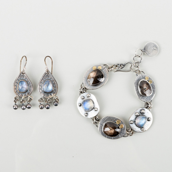 ARMBAND OCH 1 PAR ÖRHÄNGEN, sterlingsilver, med ädelstenar, 1900-/2000-tal