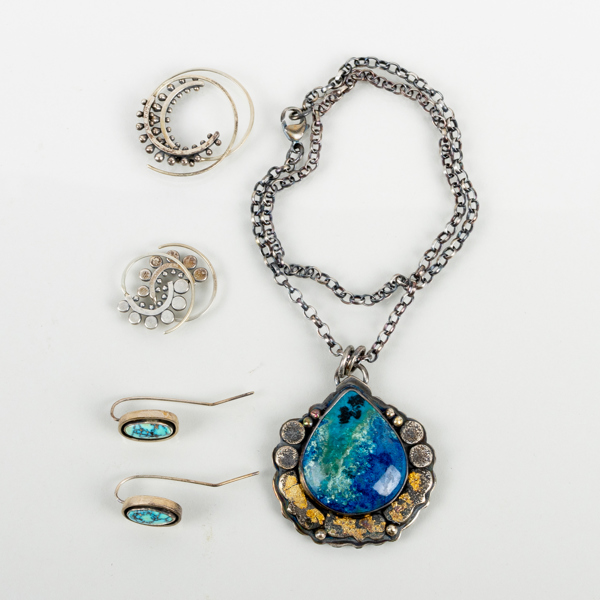 COLLIER OCH 3 PAR ÖRHÄNGEN, sterlingsilver, bla med turkoser, 1900-/2000-tal