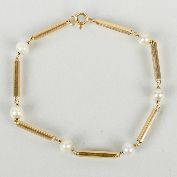 ARMBAND, 18k guld, med odlade pärlor, vikt ca 4,3 g