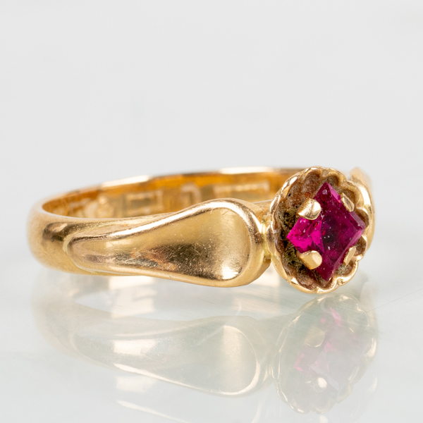 RING, 18k guld, med röd sten, vikt ca 4 g