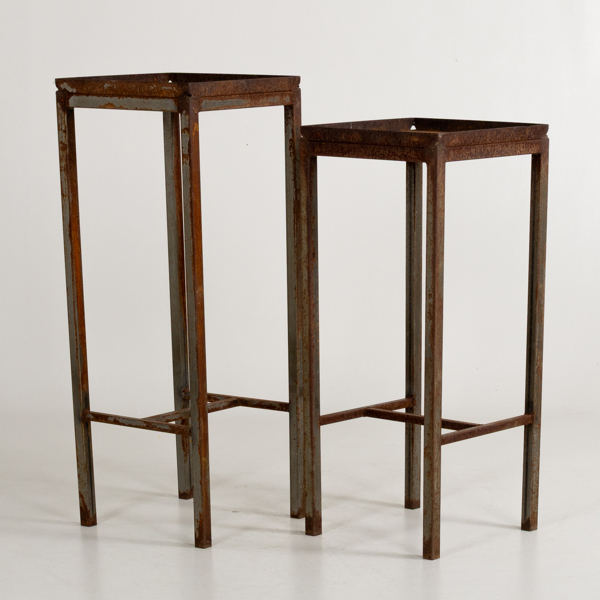 PIEDESTALER, 1 par, järn, 1900-/2000-tal