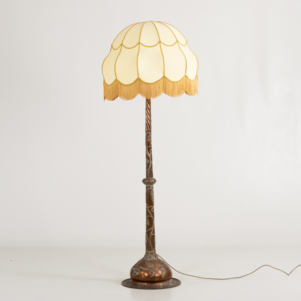 GOLVLAMPA, koppar, omkring år 1900