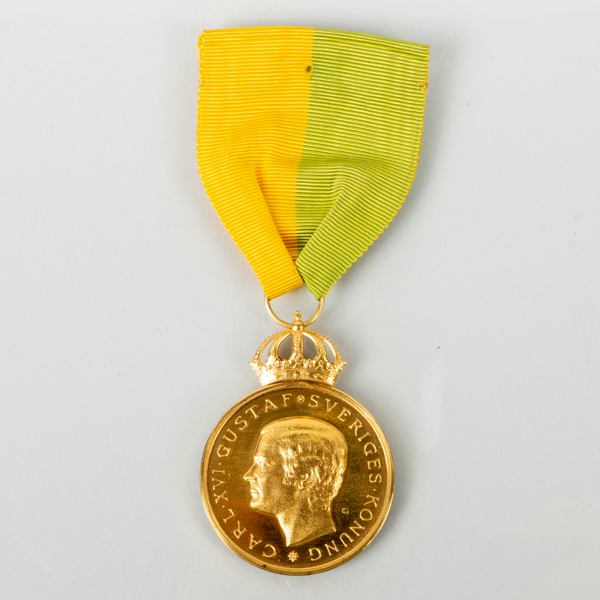 FÖRTJÄNSTMEDLAJ, 18k guld, "Av kungl. patriotiska sällskapet", tot vikt ca 24 g