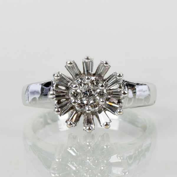 RING, 18k vitguld, med briljant- och baguettslipade diamanter tot ca 0,45 ct