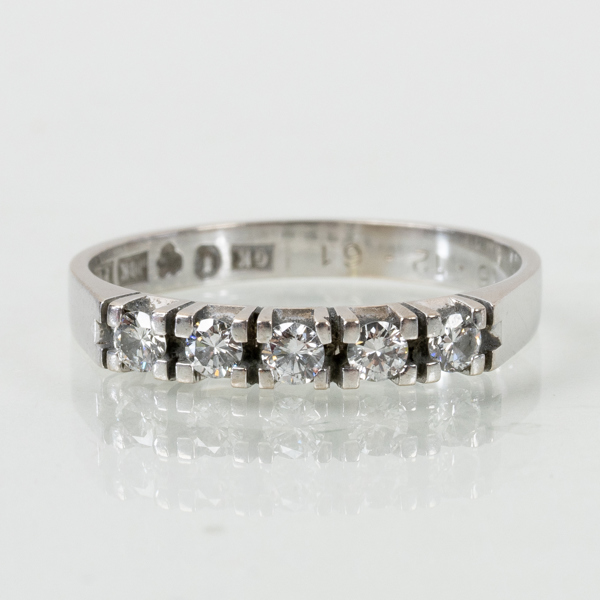 ALLIANSRING, 18k vitguld, Kaplan, Stockholm 1980, briljantslipade diamanter tot 0.30 ct