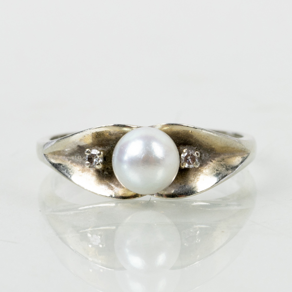 RING, 18k vitguld, med odlad pärla och små diamanter tot 0.03 ct, vikt ca 3,7 g
