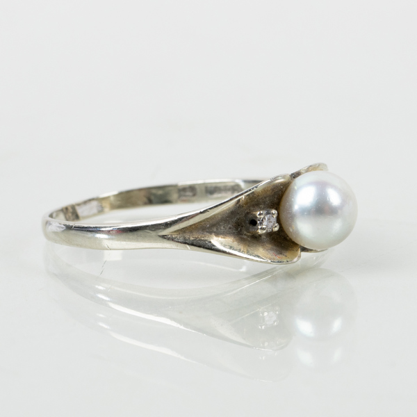 RING, 18k vitguld, med odlad pärla och små diamanter tot 0.03 ct, vikt ca 3,7 g