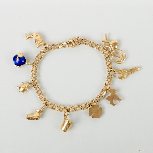ARMBAND, 18k guld, med berlocker, 1967, tot vikt ca 17 g