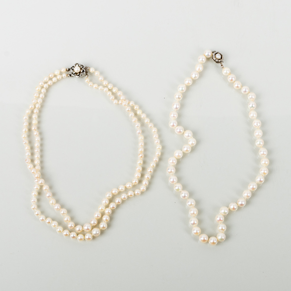 PÄRLCOLLIER, 2 st, odlade pärlor, silverlås, 1900-talets andra hälft